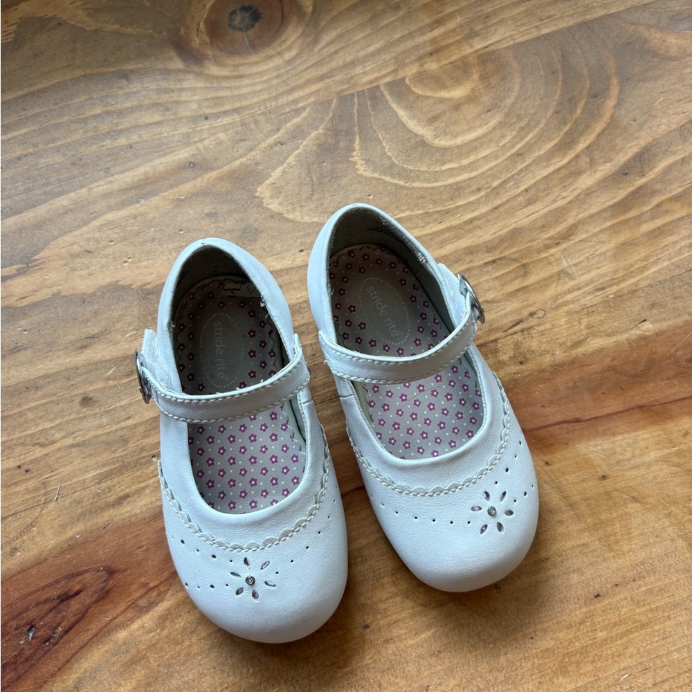 Stride Rite 5.5 White Mary Jane Shoes with Buckle - Picture 2 of 7